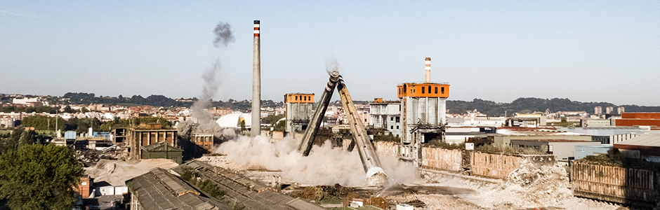 SEPIDES completes the demolition of the coke oven batteries smokestacks at Avilés