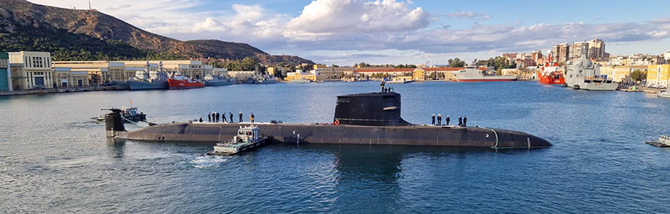 El submarino S-82 ‘Narciso Monturiol’ toca el agua y se prepara para la fase de pruebas