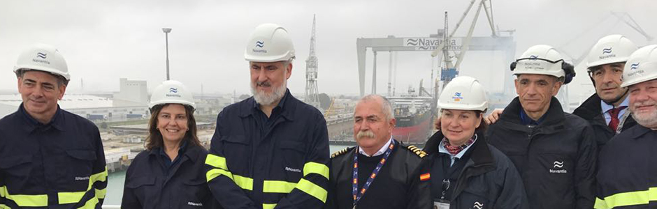 Ms. Pilar Platero with the workers of the Puerto Real shipyard 