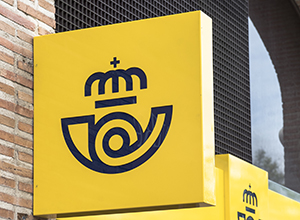 Detalle de una oficina de CORREOS con la nueva imagen de marca.