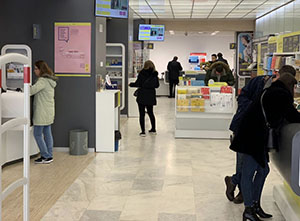 Nueva oficina de Correos, con empleados y clientes de la compañía.