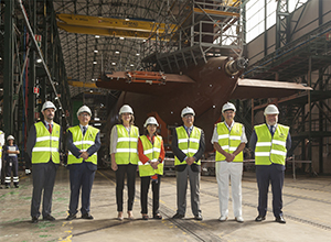 La ministra de Defensa, Margarita Robles, durante su visita al astillero de Cartagena.