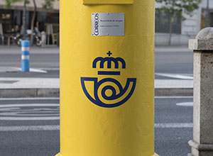 Detalle de un buzón de CORREOS en la calle