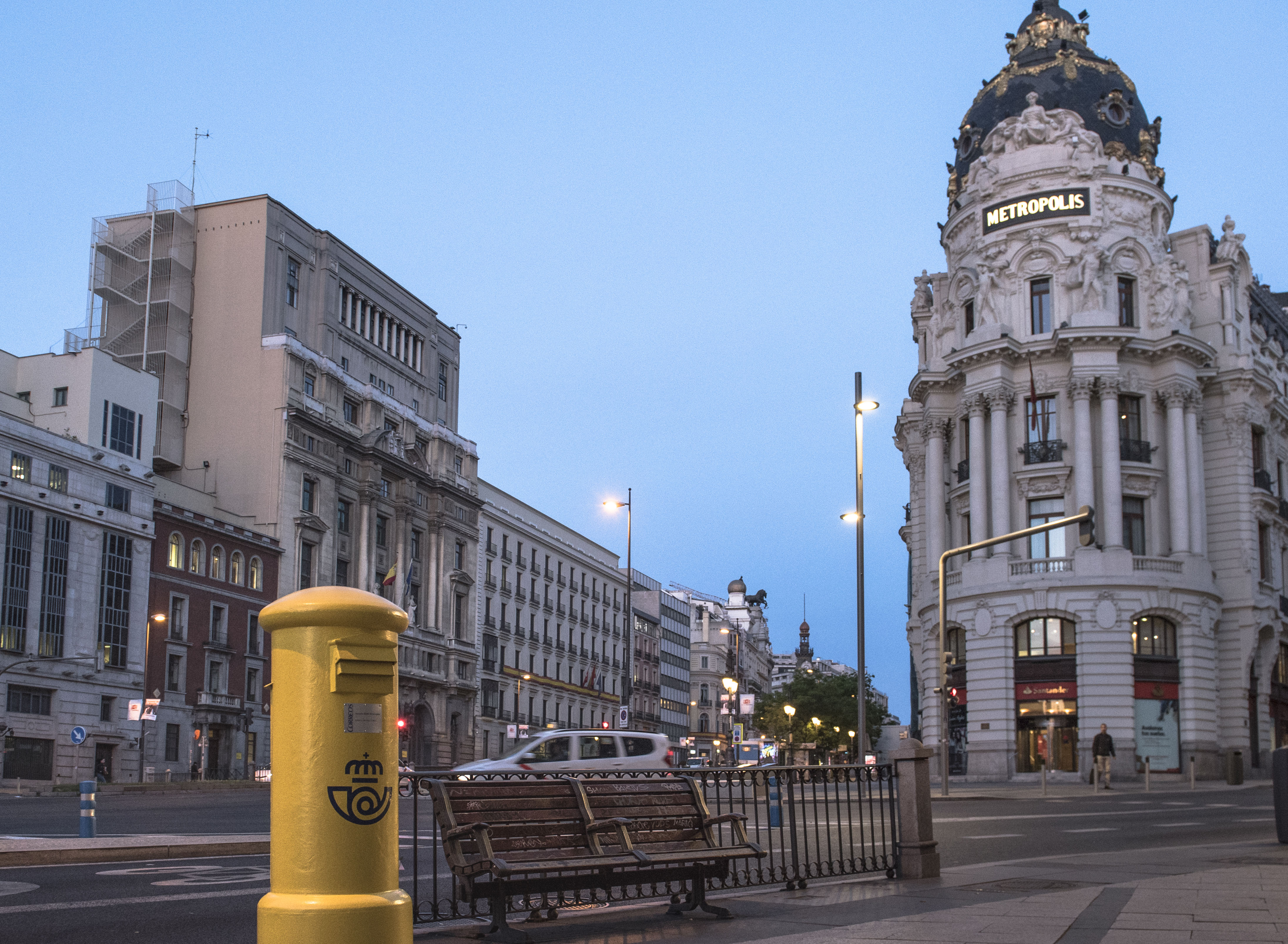 Buzón con la nueva imagen de CORREOS