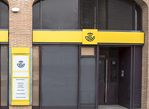 Exterior de una oficina de CORREOS con la nueva imagen de la compañía.