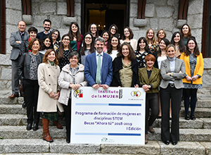 Las primeras becarias del programa 'Ahora tú', en la clausura de la primera edición de las becas.