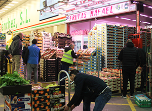 Trabajadores en Mercamadrid en la zona de frutería