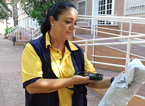 Empleada de CORREOS usando una terminal PDA.