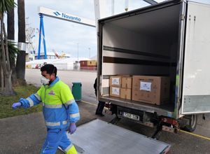 Furgoneta y operario de entrega de pantallas protectoras fabricadas en 3D por NAVANTIA para el Servicio Andaluz de Salud.