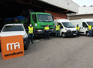 Furgonetas de reparto de alimentos a la entrada de Mercalicante.