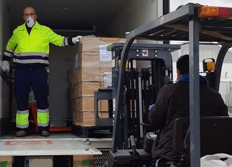 Operarios trasladando alimentos