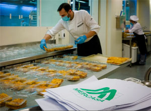 Voluntario prepara menús para familias vulnerables de Cádiz