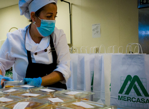 Una voluntaria prepara los menús para las familias desfavorecidas.