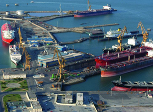 Vista general del astillero de reparaciones de NAVANTIA en Cádiz.