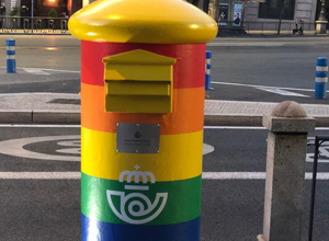 Buzón de CORREOS con los colores del arcoíris.