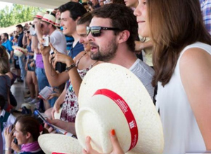 Público en las gradas del Hipódromo de La Zarzuela.