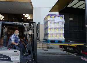 Decarga de cajas de leche.