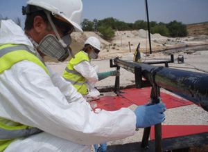Operarios para la descontaminación de suelos de la empresa Emgrisa.