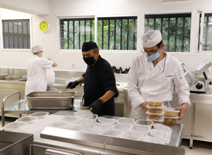 El jefe de cocina del Colegio Mayor Universitario Fundación SEPI prepara los menús solidarios