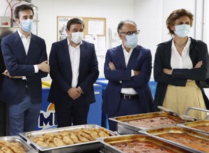 Responsables de empresas colaboradoras con los menús solidarios en la cocina del colegio mayor Fundación SEPI.