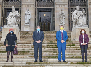 El ministro de Cultura y el presidente de CORREOS, en la puerta de la Biblioteca Nacional.
