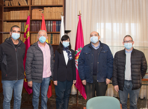 La presidenta de NAVANTIA con los representantes de los trabajadores en los astilleros de Cartagena.