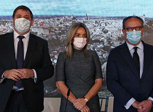 El presidente de CORREOS, junto a la alcaldesa de Toledo y al consejero de Hacienda de Castilla-La Mancha.