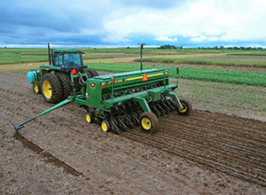 Tractor en un campo de cultivo.