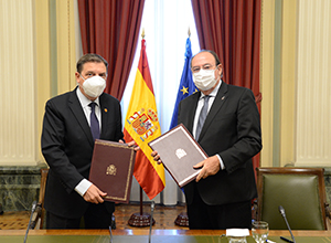 El ministro de Agricultura, Luis Planas, y el presidente de SAECA, Pablo Pombo.