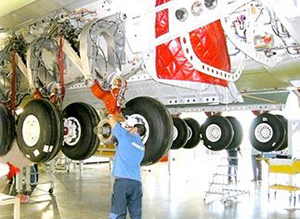 Técnico trabajando en el montaje de un avión