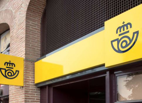 Rótulo con el logotipo de CORREOS