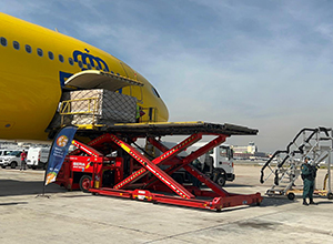 Carga de avión de Correos con ayuda a Ucrania