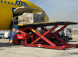 Carga de avión de Correos con ayuda a Ucrania