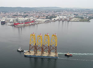 Traslado de jackets construidas en el astillero de NAVANTIA en Fene.
