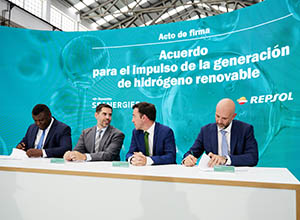 Firma del acuerdo de colaboración entre NAVANTIA y Repsol para la generación de hidrógeno renovable.