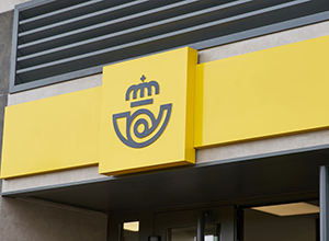 Destalle del exterior de una oficina de CORREOS.
