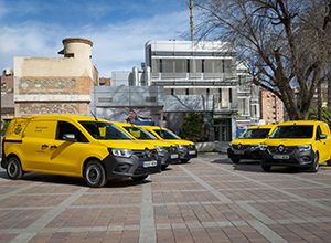 Furgonetas eléctricas de CORREOS.