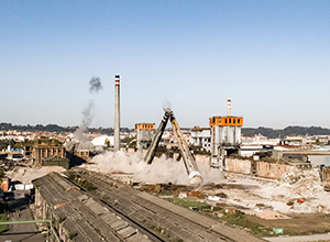 Voladura de chimeneas de las Baterías de Cok en Avilés.