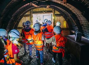 Visitantes en el interior del Pozo Sotón
