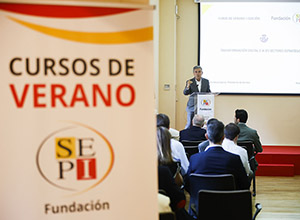El presidente de CORREOS en los cursos de verano de la Fundación SEPI