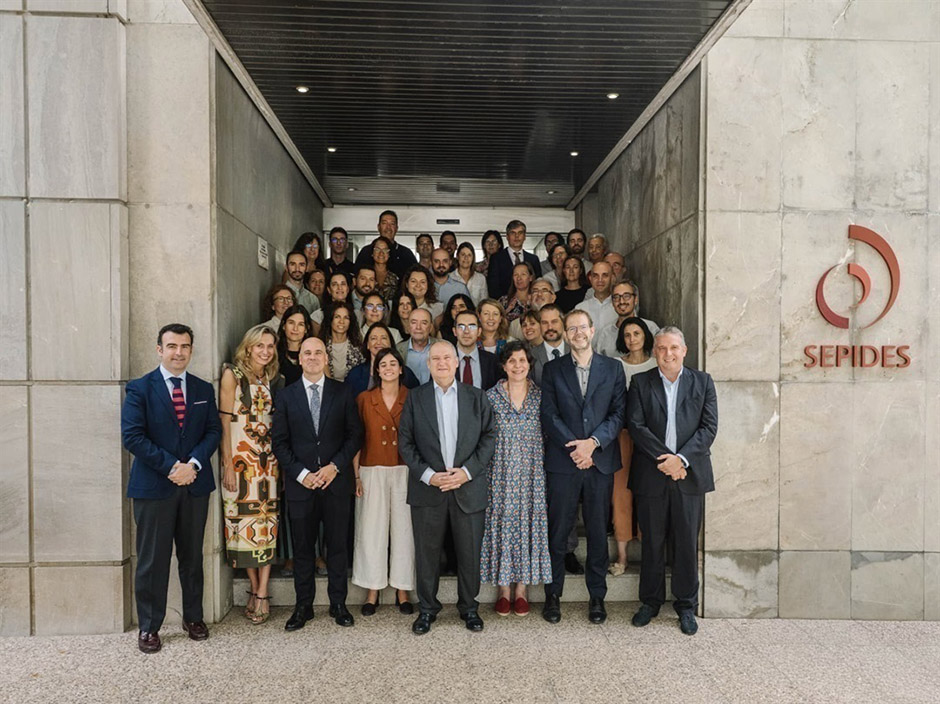 El ministro de Industria junto al personal de SEPIDES en su sede 