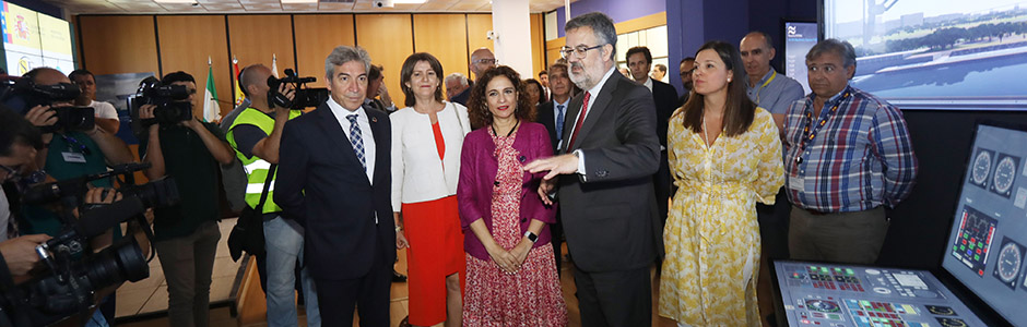 Visita de la ministra de Hacienda, María Jesús Montero, al astillero de San Fernando.