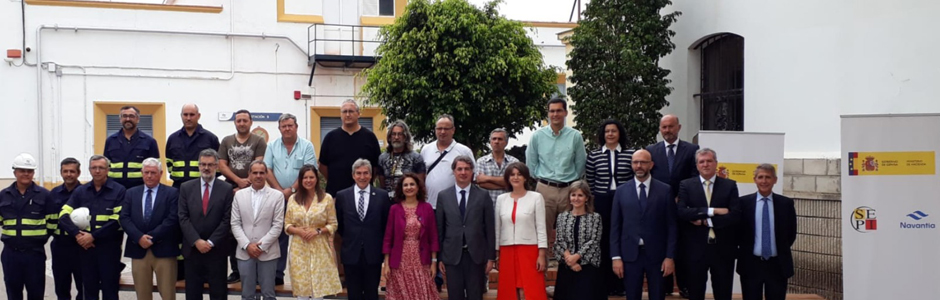 Foto de familia de la visita de la ministra de Hacienda al astillero de San Fernando.